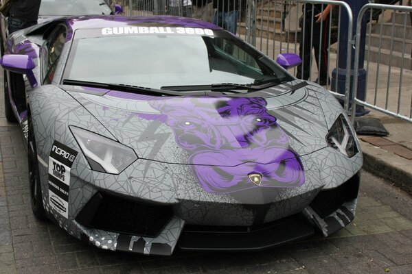 Lamborghini Aventador z fioletową kolorystyką