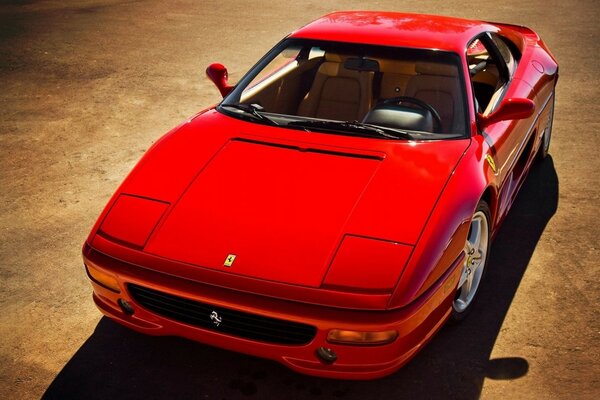 Ferrari rojo estupendo con los faros que salen