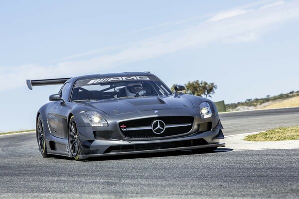 Mercedes-benz Gt3 amg sls auf der Rennstrecke