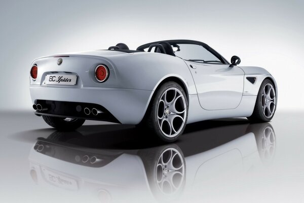 Blanc neige Alfa Romeo cabriolet