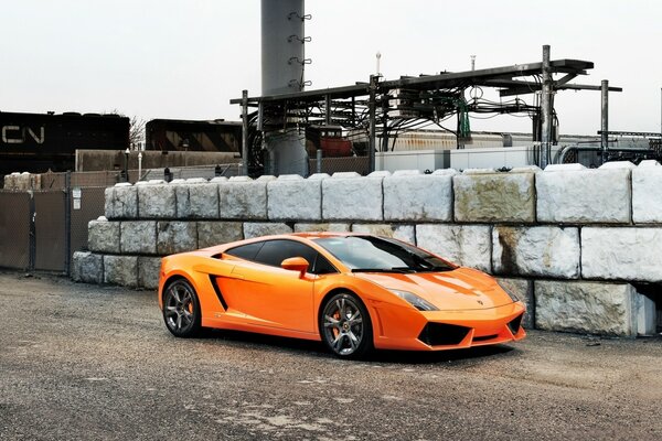 Lamborghini orange à l ancienne usine