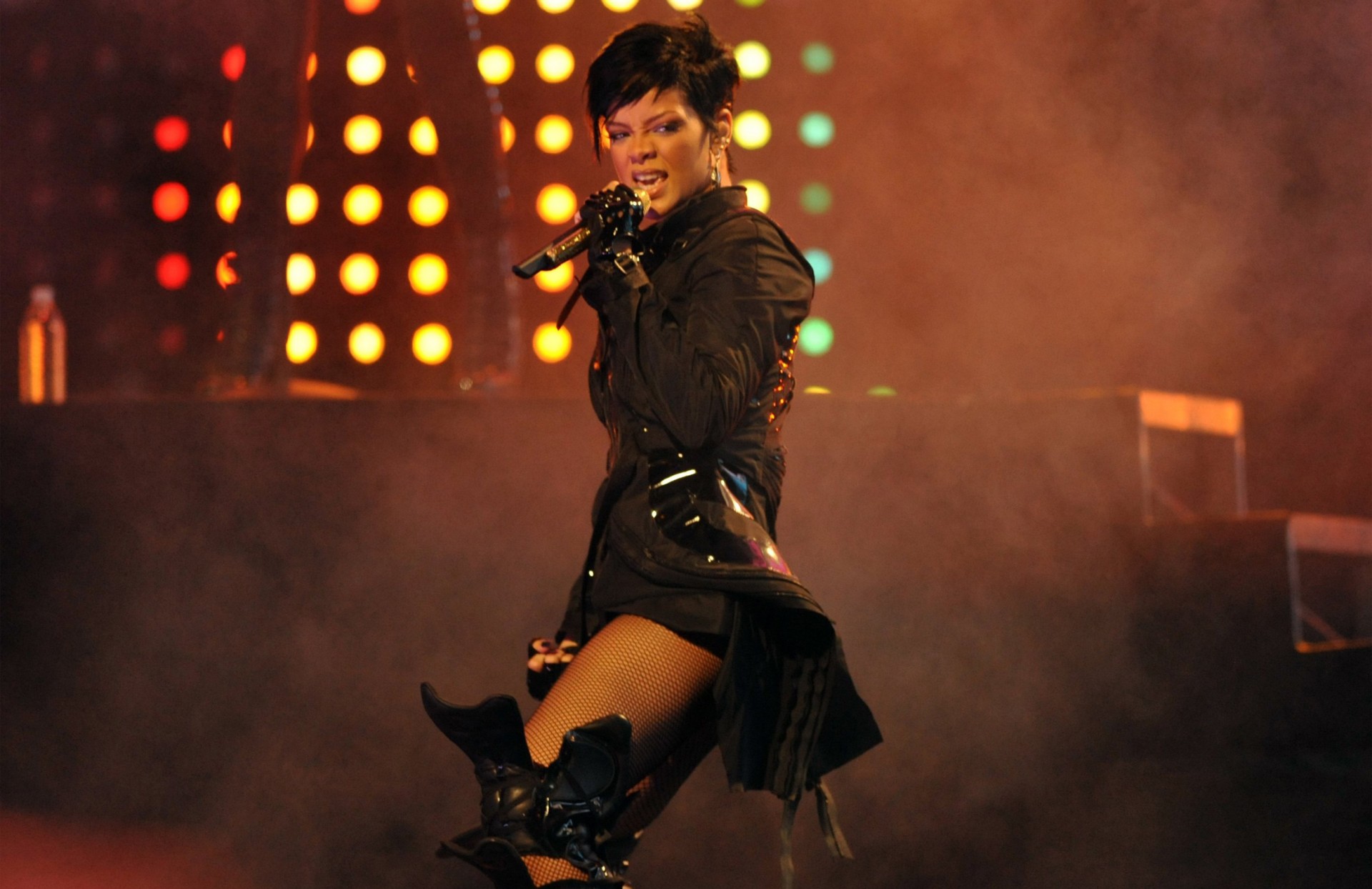 rihanna chanteuse micro concert