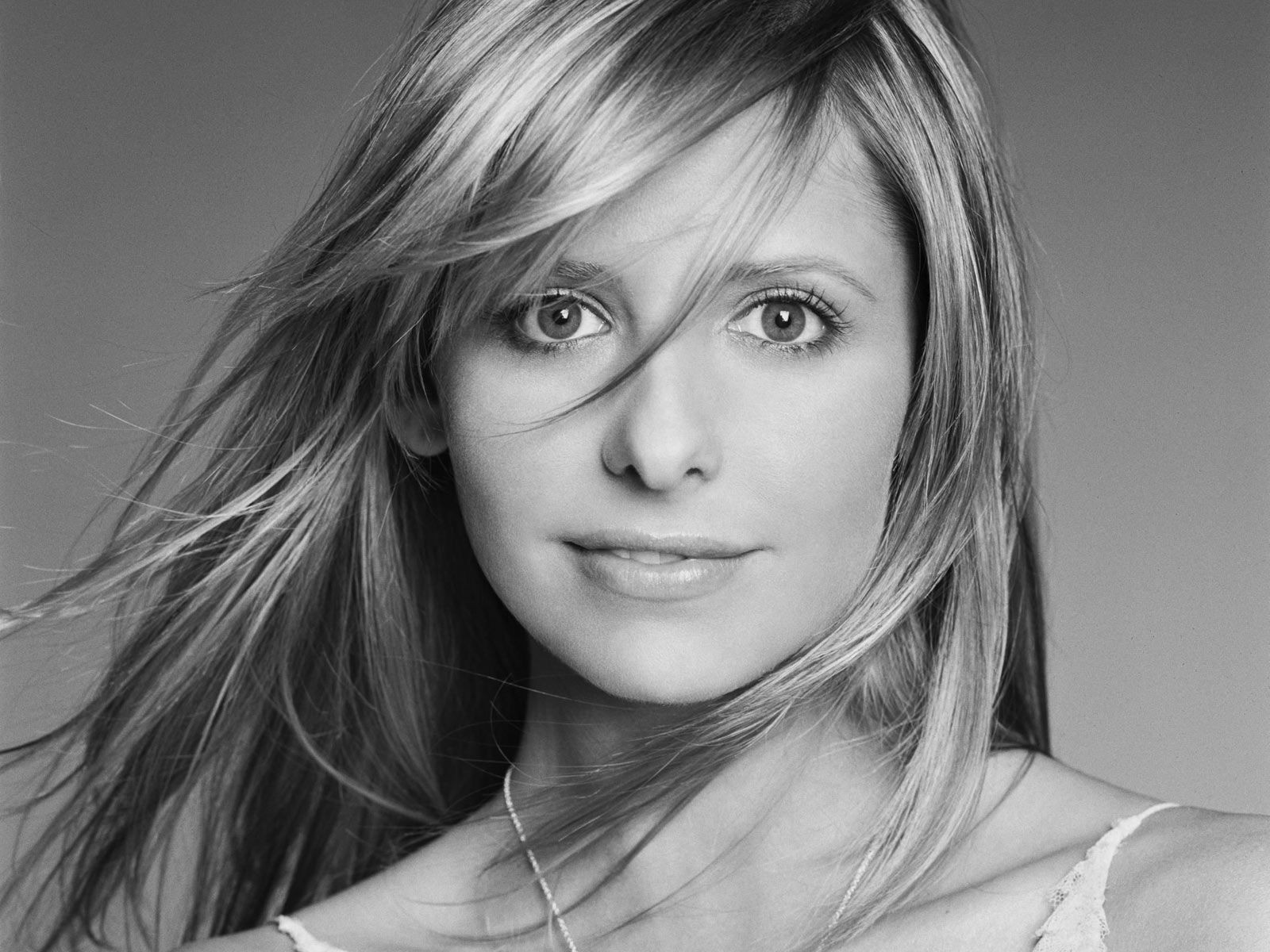 sarah michelle gellar chorno-blanche actrice de cinéma