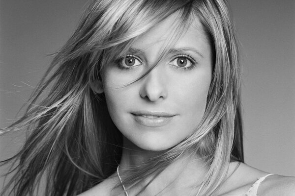 Photo en noir et blanc de Sarah Michelle Gellar