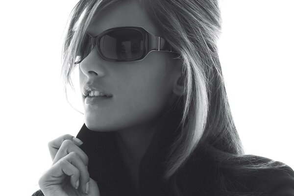 Foto en blanco y negro de una chica con gafas