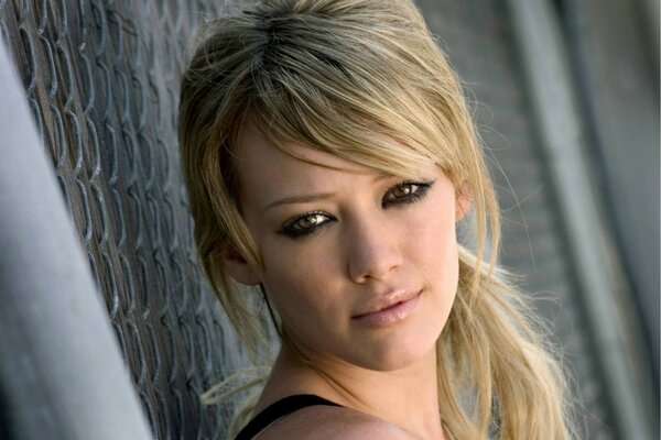 Hilary duff Foto-shooting auf einem Gitter-hintergrund