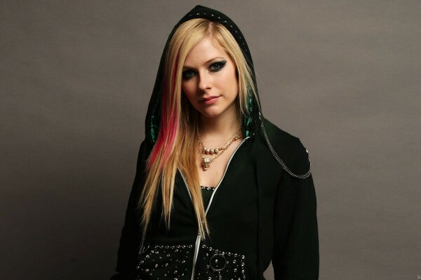 Avril Lavigne with a pink strand of hair