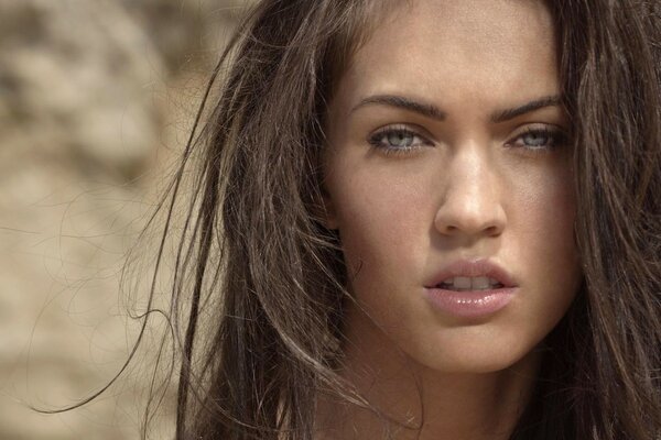 Ritratto di Megan Fox sullo sfondo del deserto