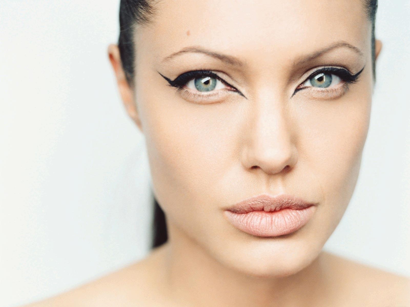 angelina jolie yeux