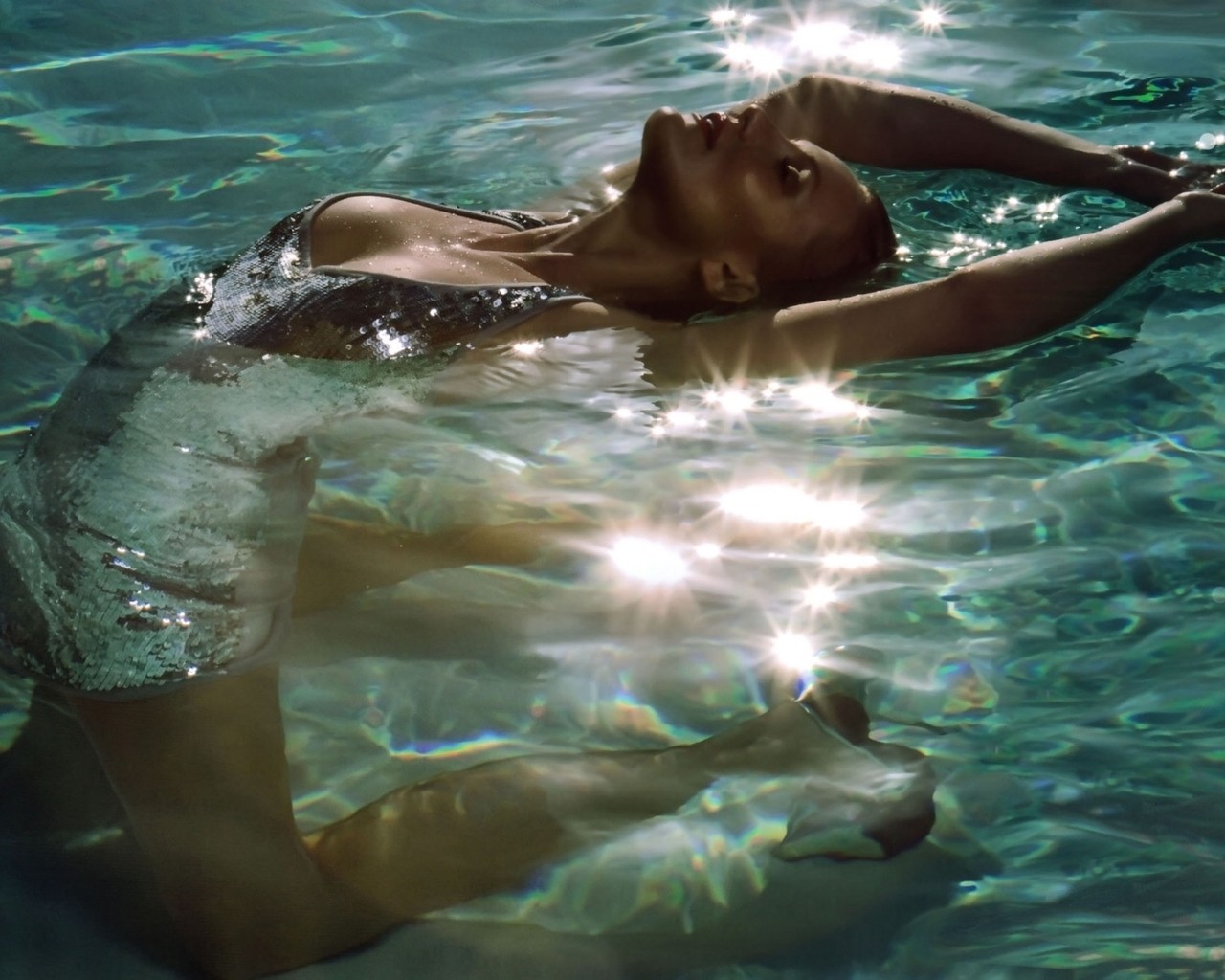 ragazza costume da bagno piscina inarcato