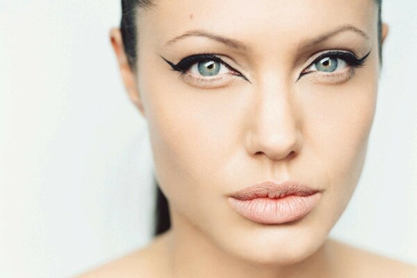 Angelina Jolie con flechas pintadas en sus ojos