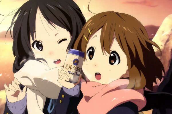 Zwei Mädchen trinken ein Getränk