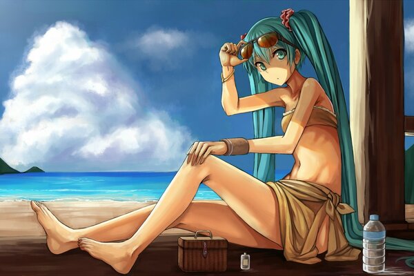 Синеволосая девушка рядом с пляжем