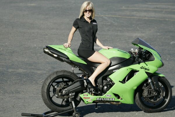 Девушка у зеленого Kawasaki ZX6