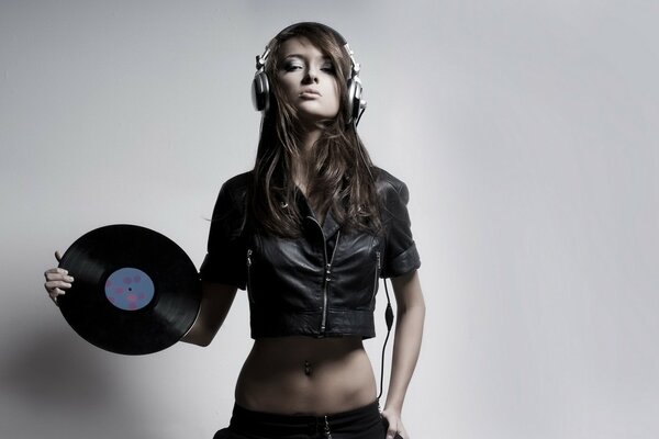 Chica DJ con vinilo en la mano