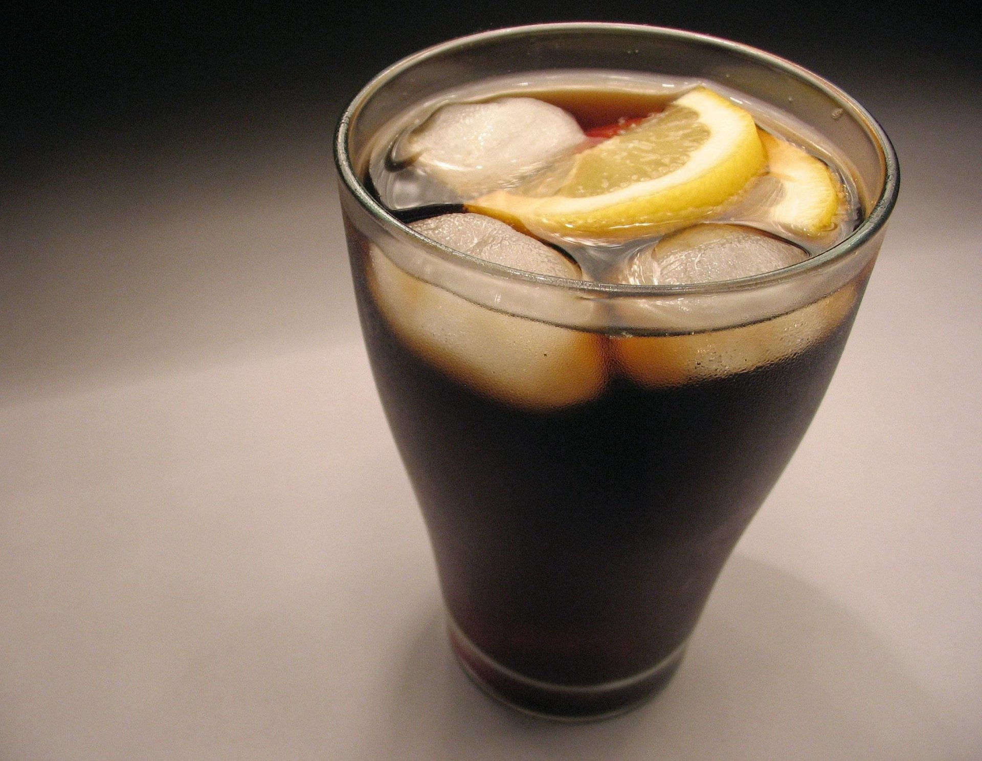 tasse cola glaçons boissons citron boisson