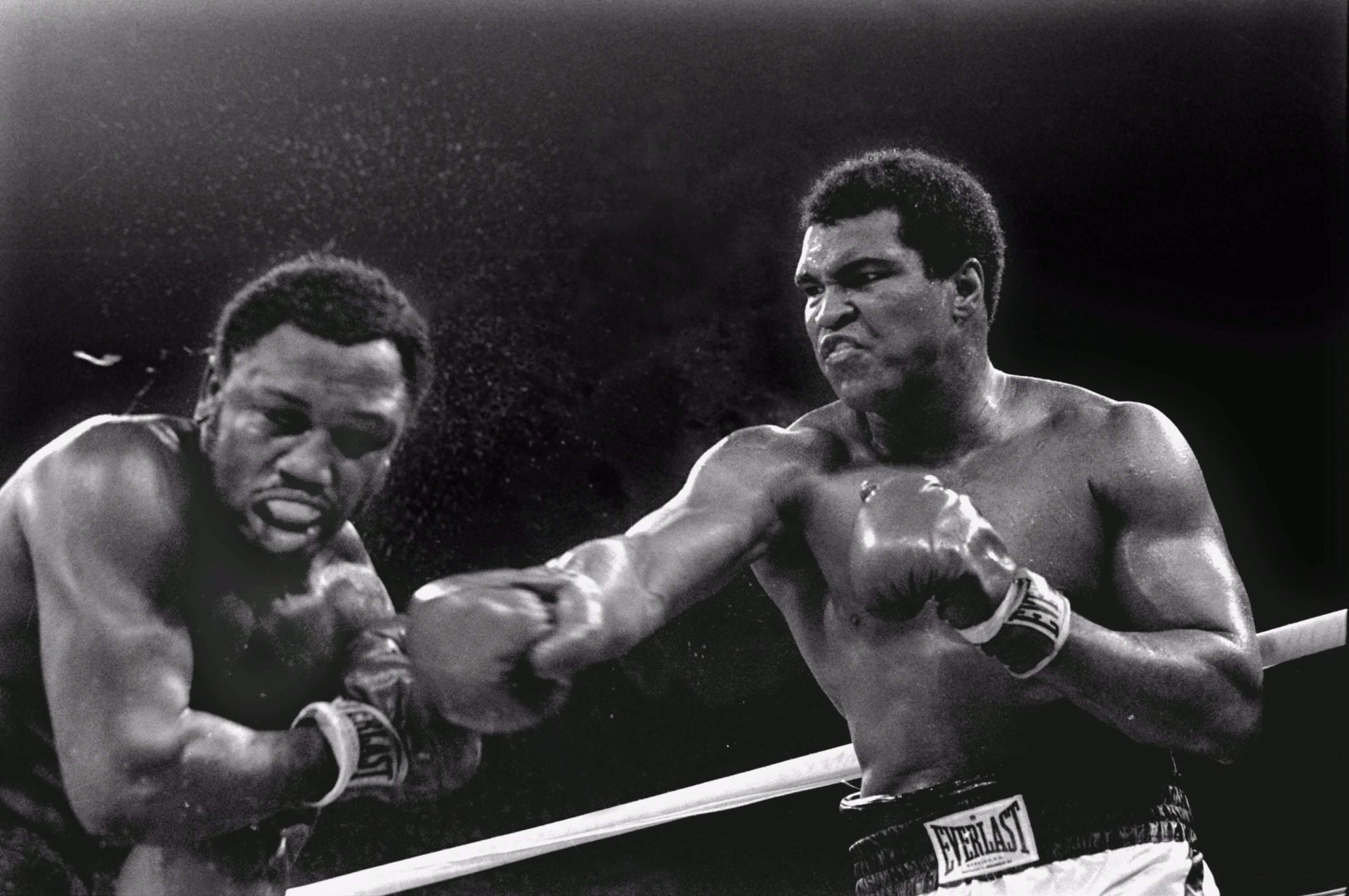 hombres de piel oscura boxeo lucha deporte b-w patada fuerza anillo guantes cara blanco negro