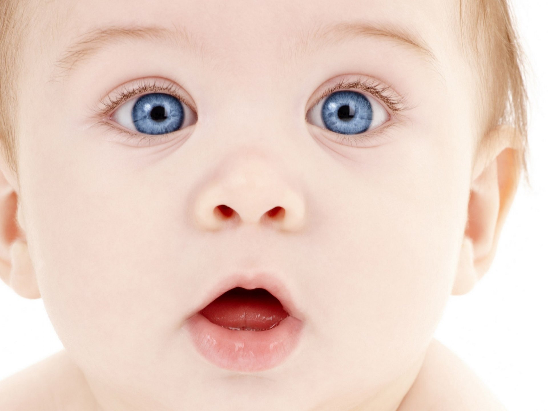 garçon enfant yeux bleus portrait regard yeux visage miette yeux bleus enfant bouche bec gros plan