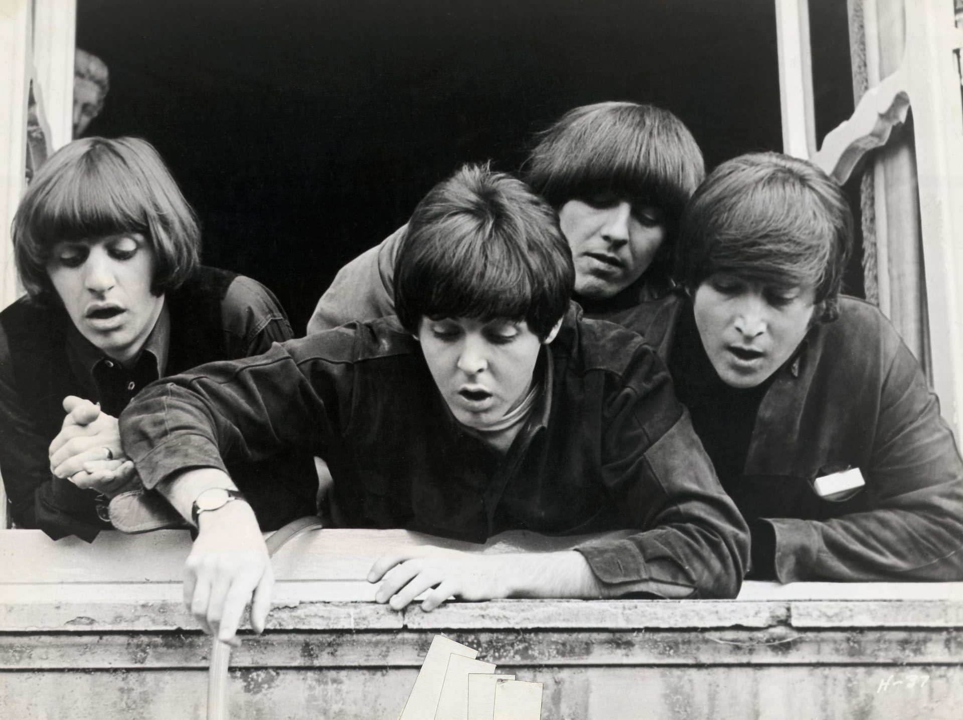 the beatles quartett legende männer kollektiv foto alt retro fensterbank höhe blick nach unten vier fenster