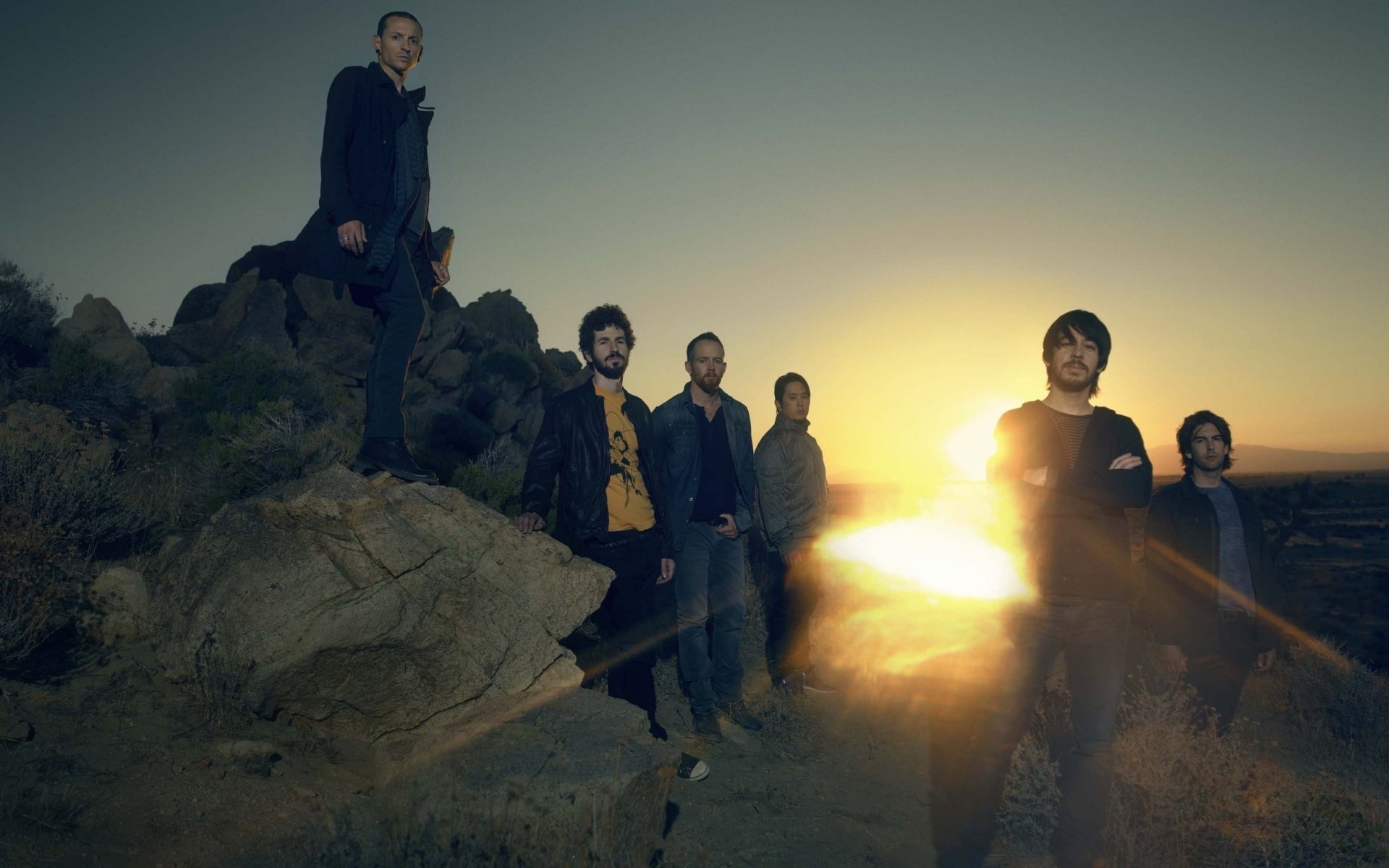 chicos al atardecer linkin park banda puesta de sol música músicos colectivo piedras luz