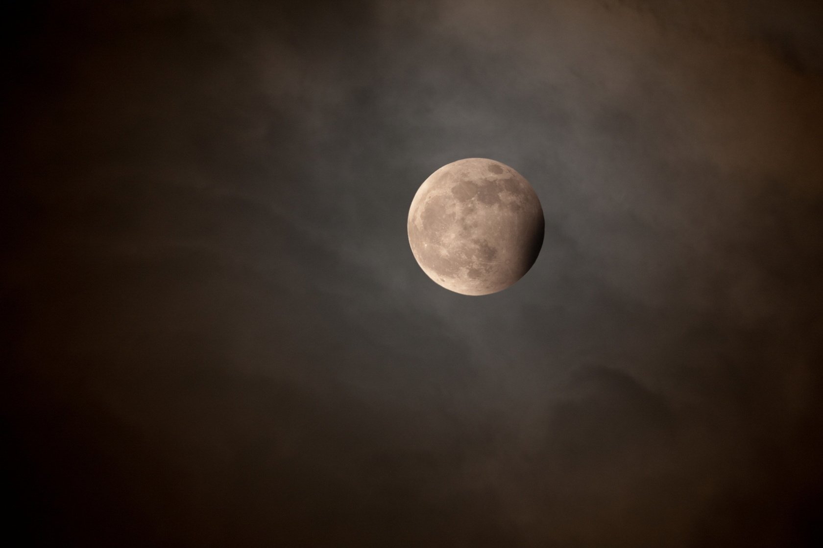 luna solitaria notte foschia cosmica luna