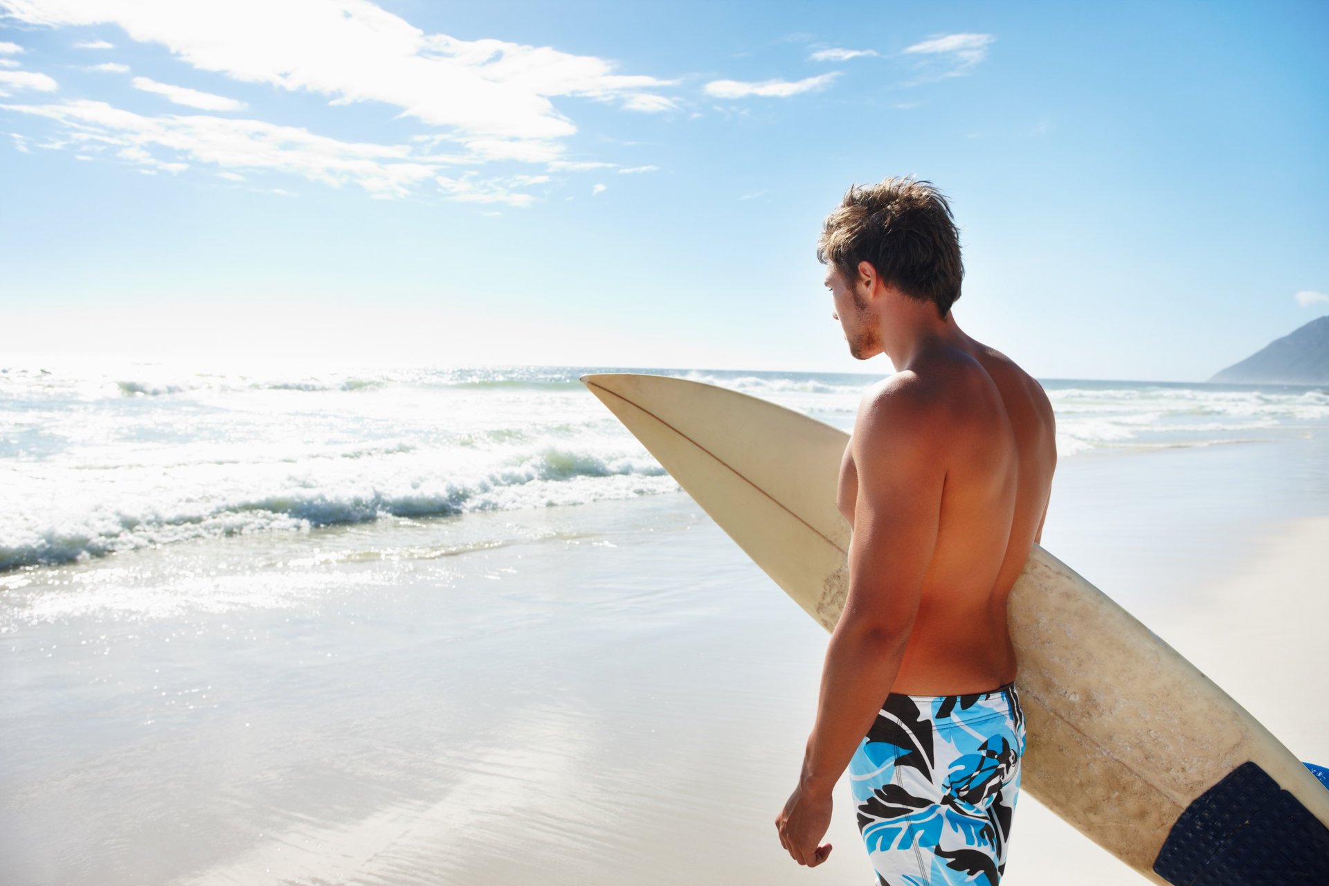 mężczyzna na plaży deska morze sport facet surfowanie fale plaża brzeg chmury niebo