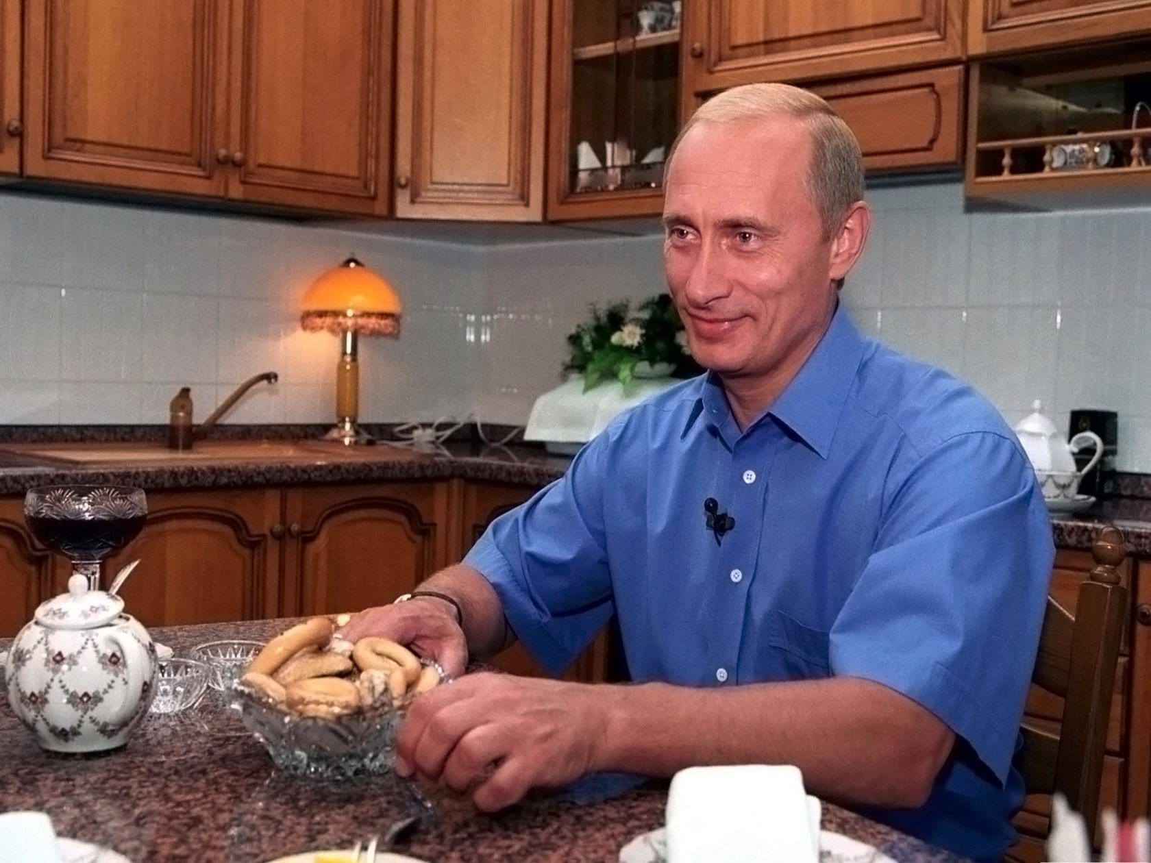 primer ministro candidato en la cocina putin florero de cristal mirada política retrato presidente personalidad político sonrisa tetera fiesta del té galletas ojos cara