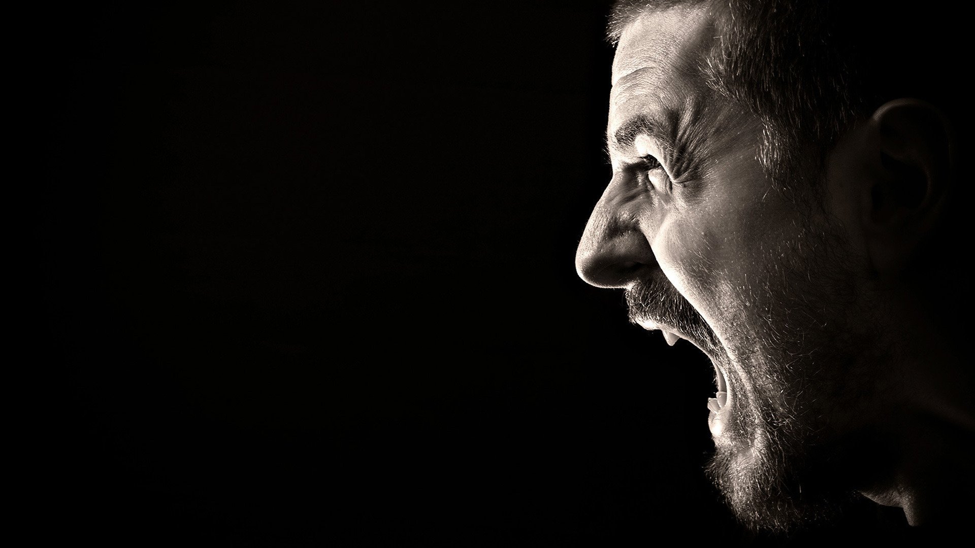 actor cerdas grito retrato sonrisa perfil fondo fondo negro mueca expresiones faciales sin afeitar cara