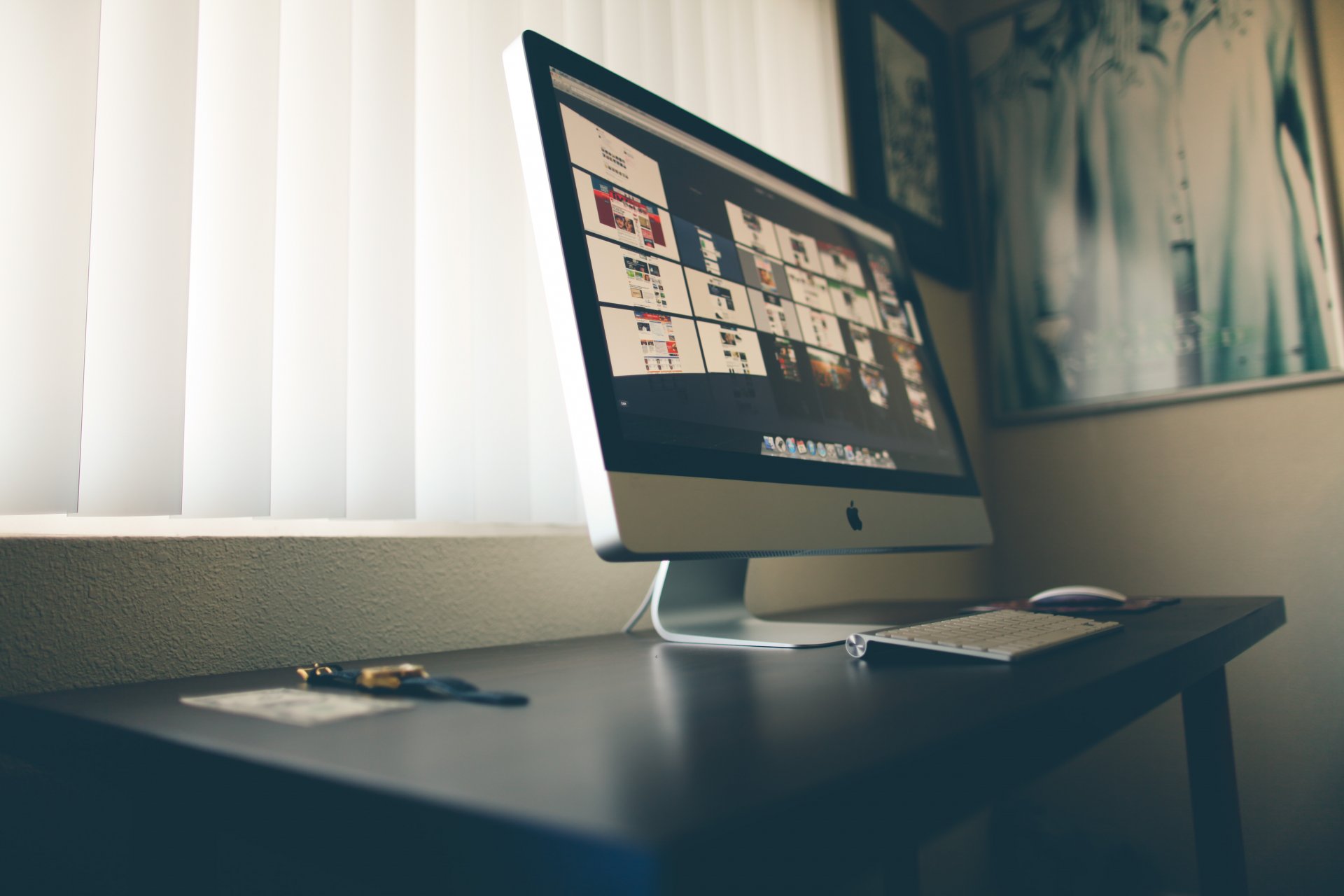 apfel imac marke schreibtisch tastatur monitor maus