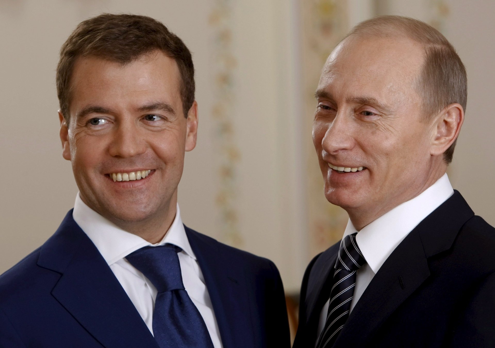 personaggi politici tandem presidente primo ministro ritratto sguardo politica duo sorriso russia occhi viso medvedev putin