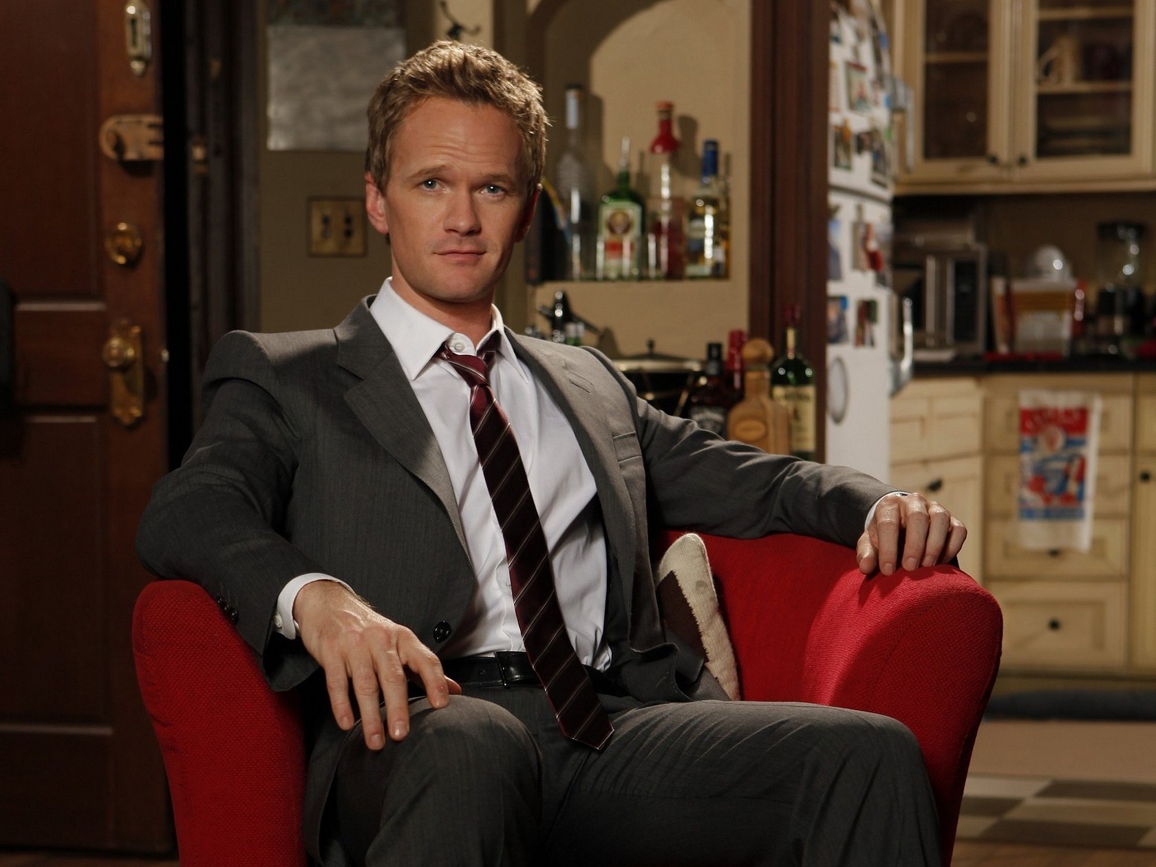 neil patrick harris anzug roter sessel blick porträt schauspieler krawatte flaschen schnaps lächeln schauspieler augen gesicht filme kino