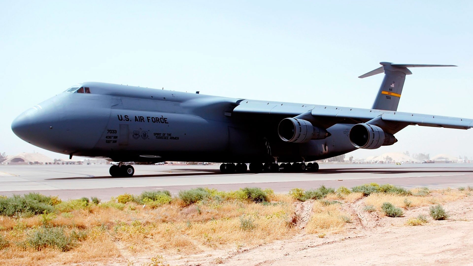 carga base avión militar p-5