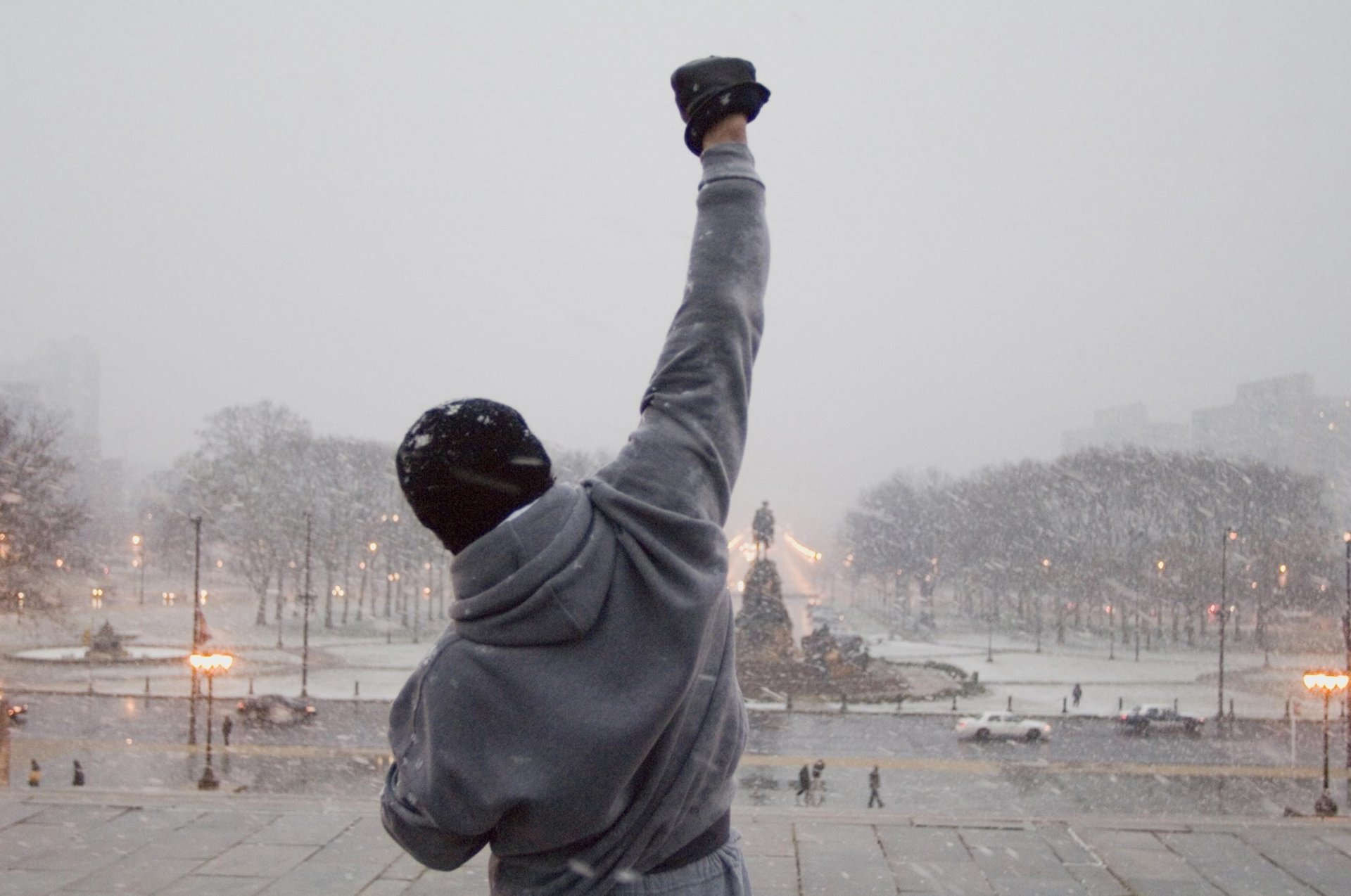 rocky winter straße schnee stadt männer kino spin hand denkmal skulptur platz lichter stadt kerl auto fußgänger wind abend