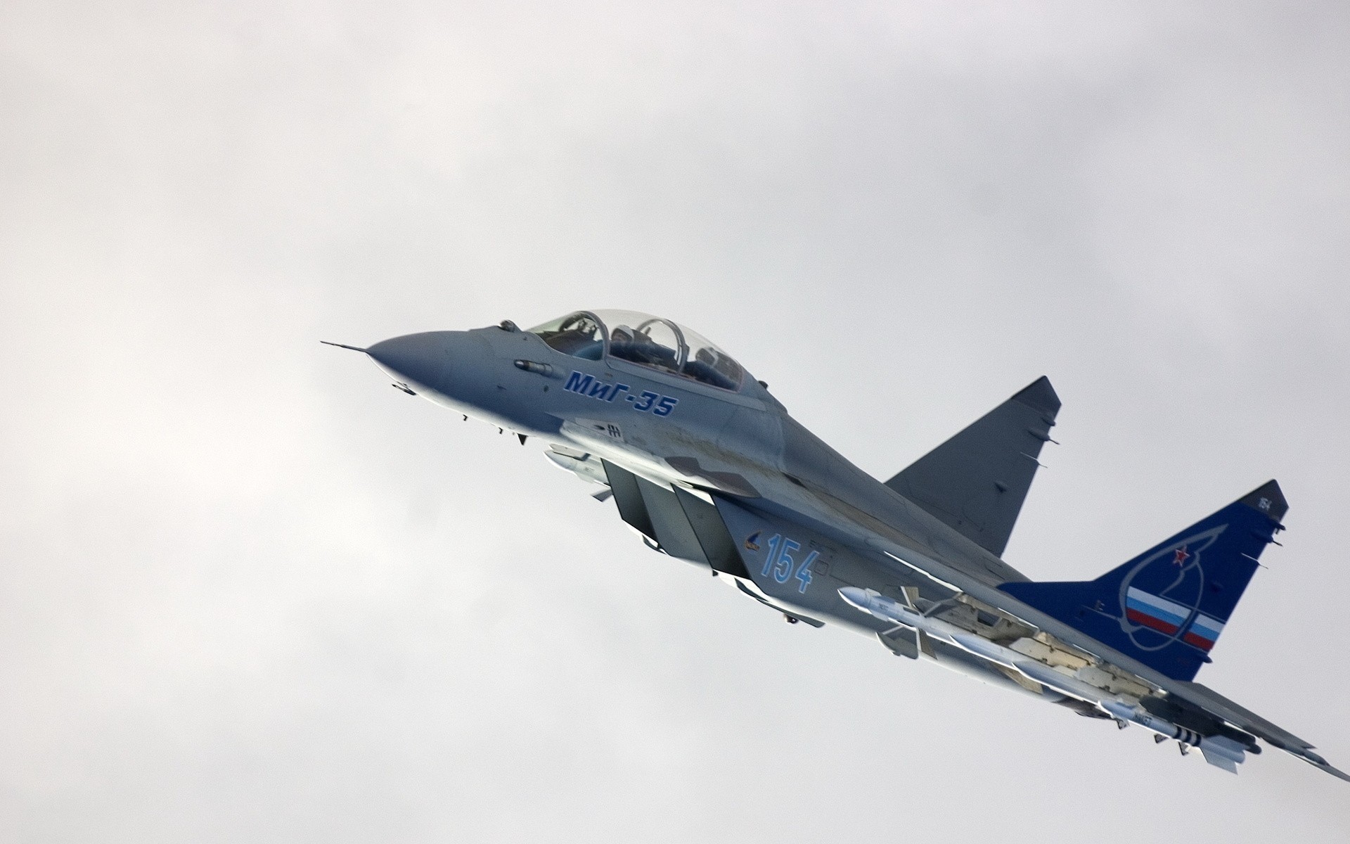 mig-35 aereo bianco