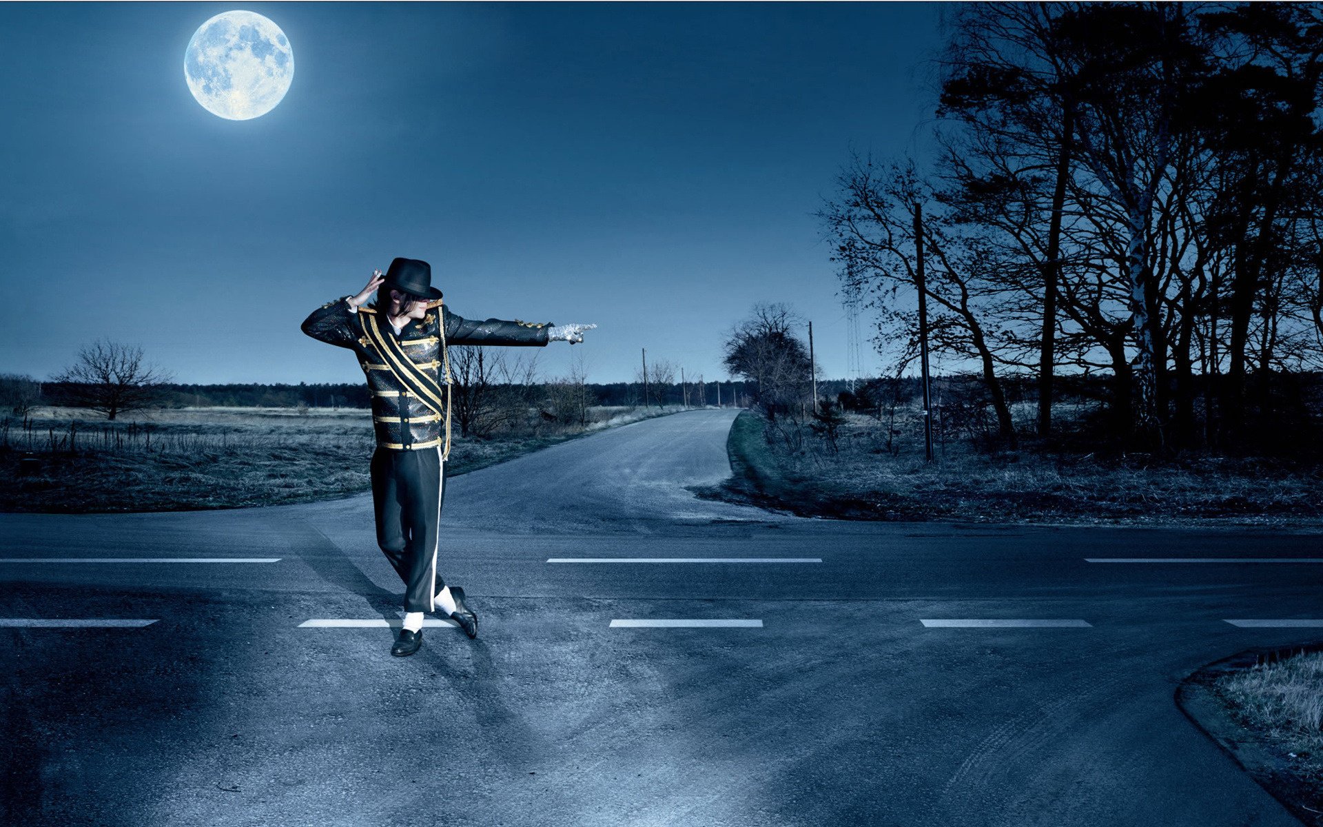 fourche moonwalk michael jackson costume noir musique route nuit génie roi chanteur musicien danseur uniforme militaire costume chapeau lune pleine lune carrefour marquage arbres tir