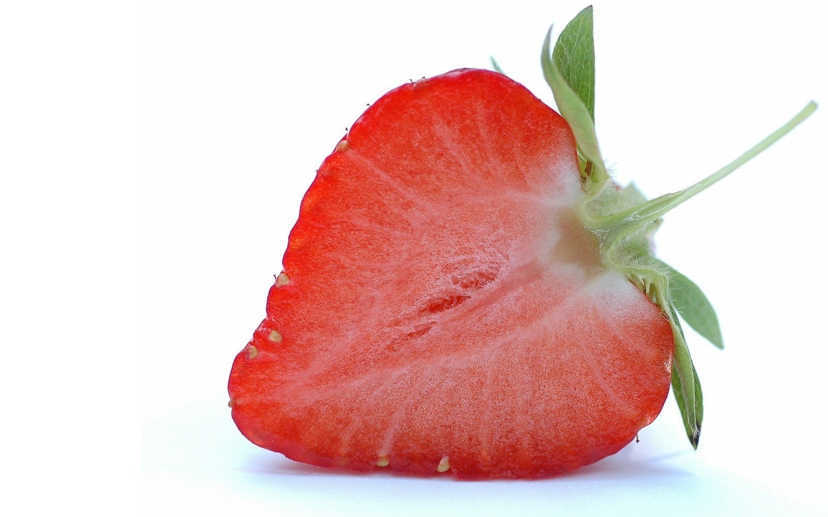 zarte fasern essen erdbeere hälfte frucht schnitt makro hintergrund beere