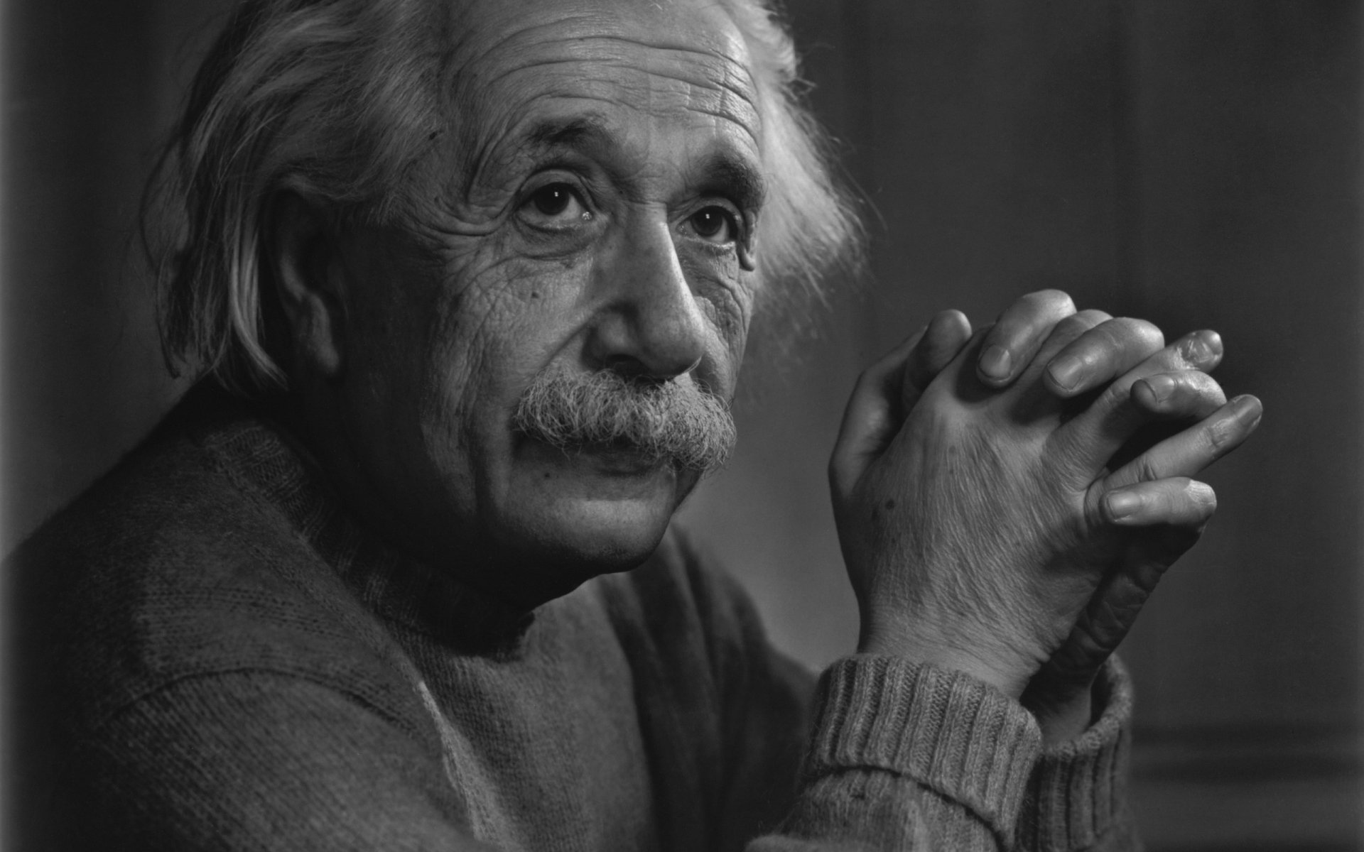 uomo di età scienziato einstein genio ritratto sguardo baffi palme mani vecchiaia rughe occhi viso