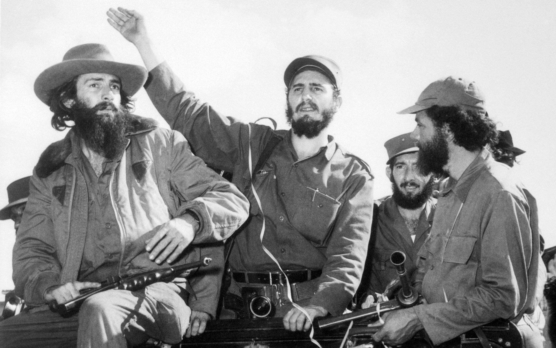 fidel castro aufstand revolution blick politik sozialismus kuba politiker aufruf männer bart waffe hut kopfbedeckung augen gesicht schwarzweiß