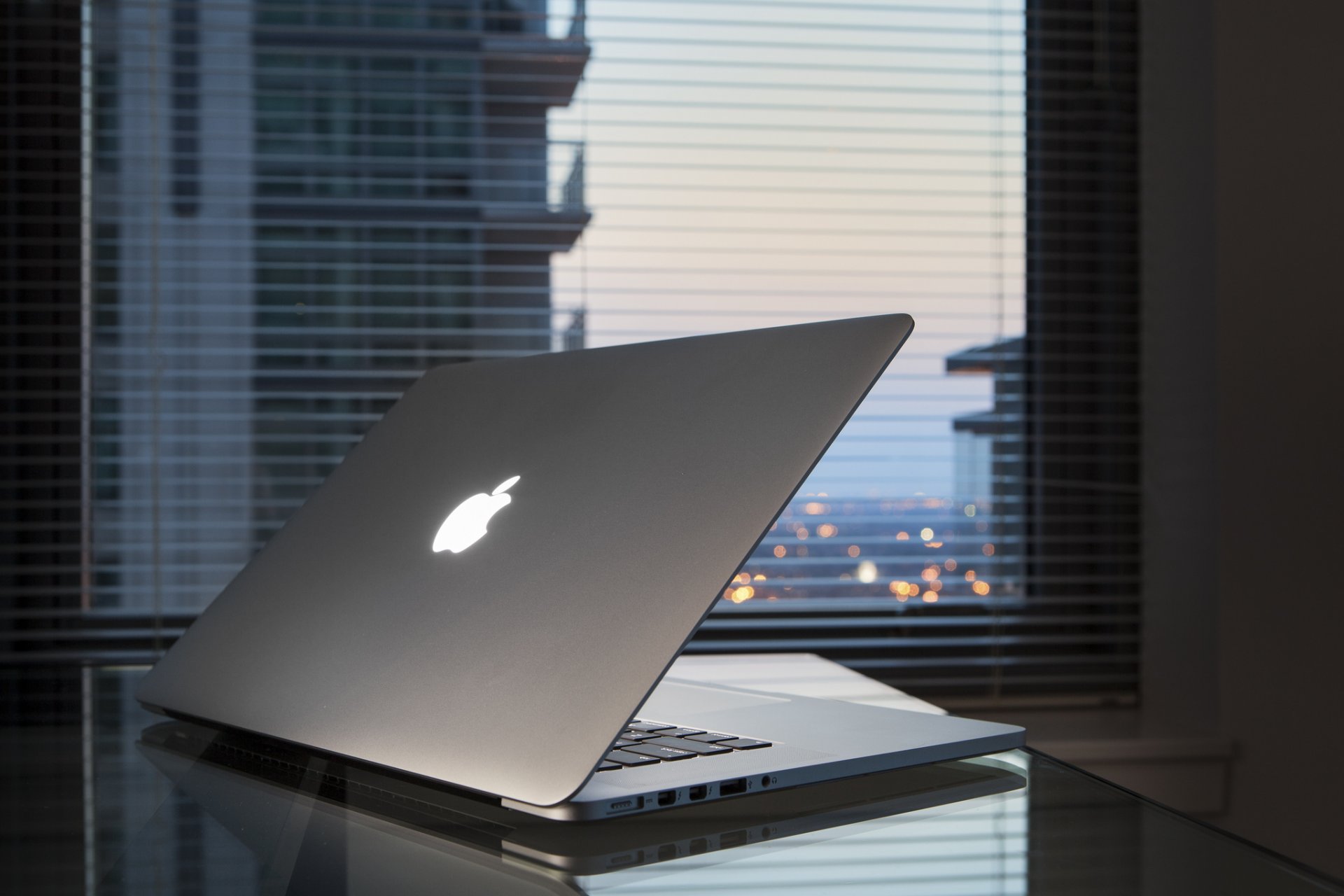 macbook pro retina apple notebook table window