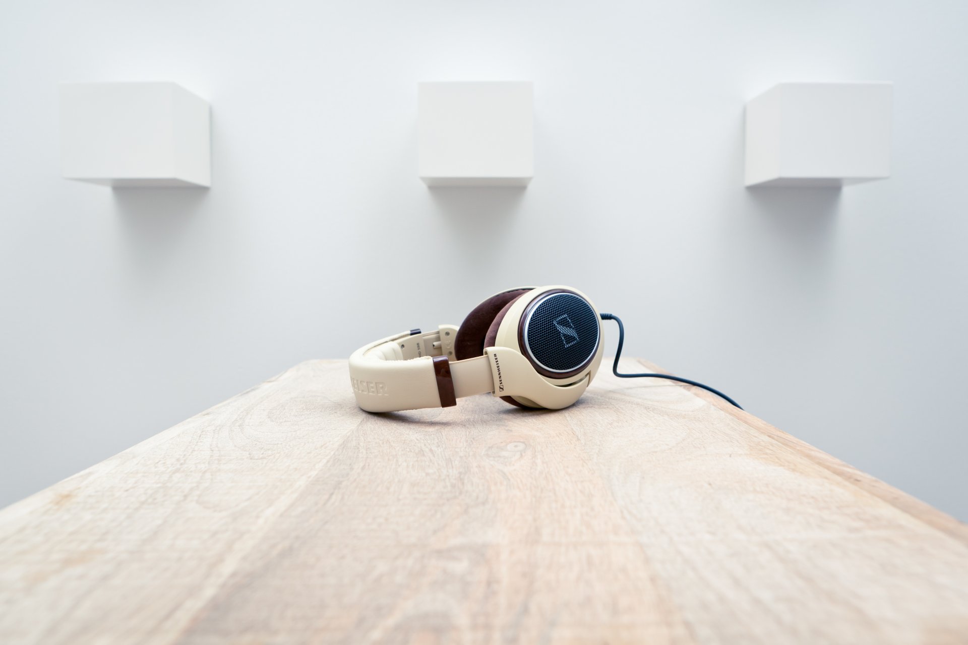 alta tecnología auriculares sennheiser hd598 escritorio pared habitación