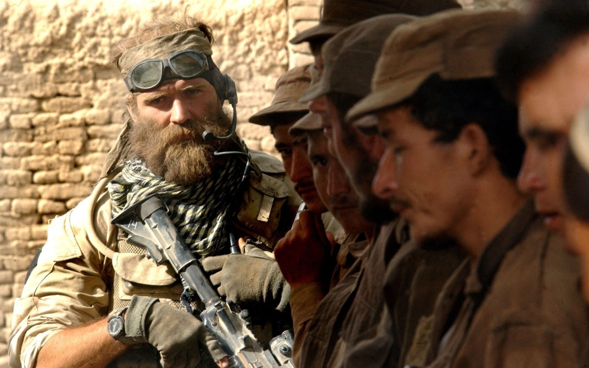 homme barbu construire des gars soleil armes soldats lunettes équipement barbe visage