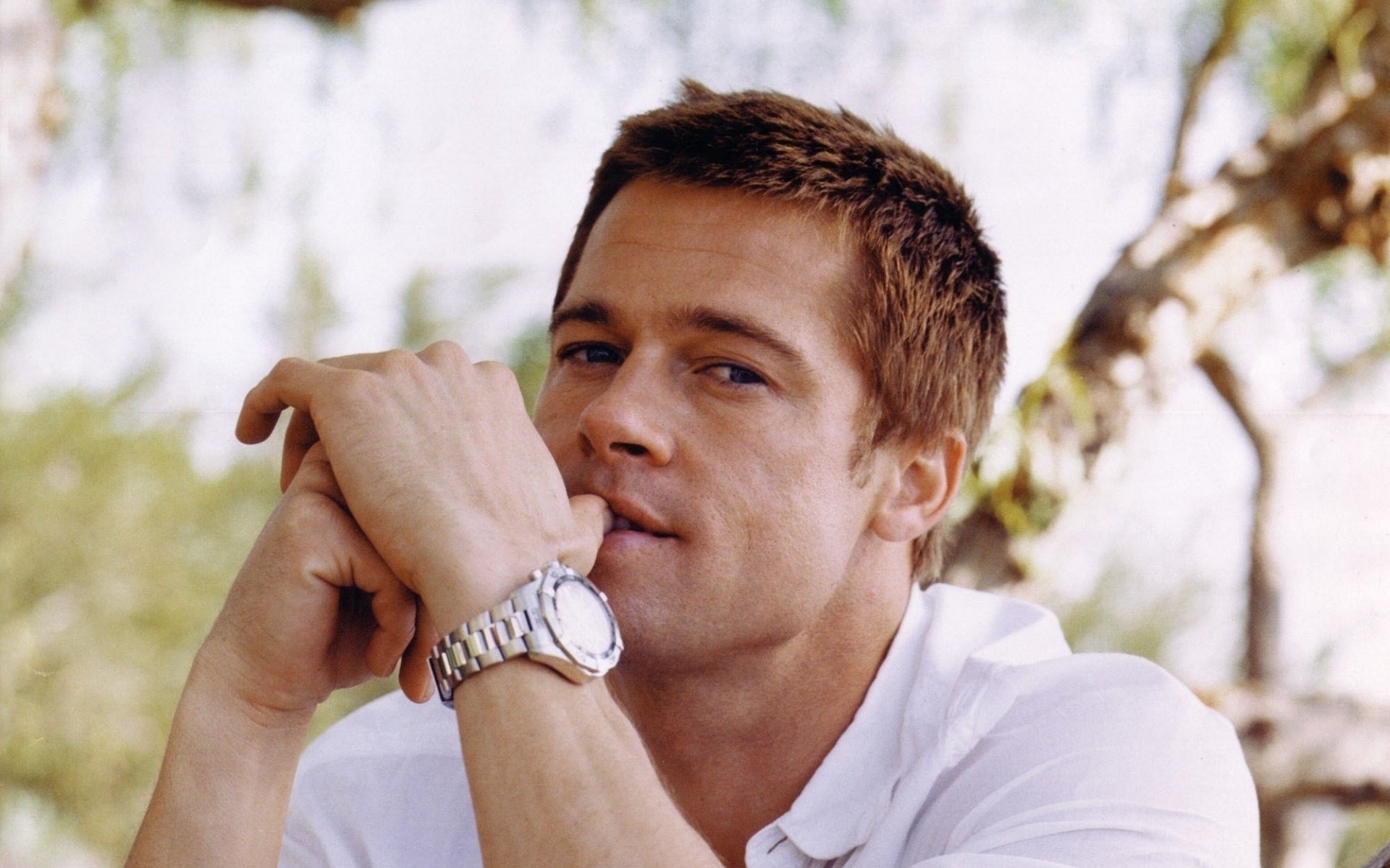 persona carismática hombre naturaleza retrato mirada actor brad pitt reloj guapo ojos cara