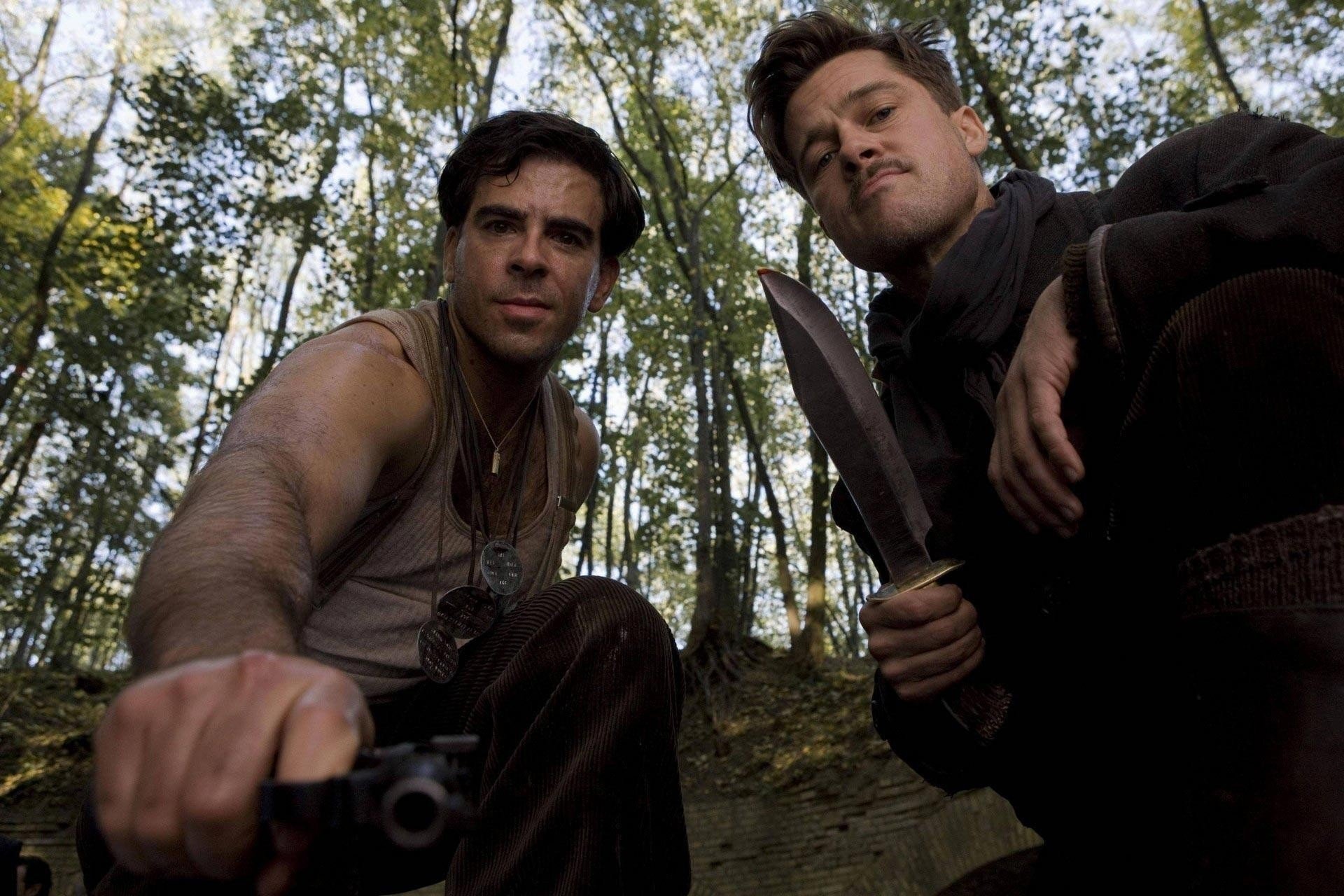 dos hombres armas actores de cine cine pareja bosque brad pitt