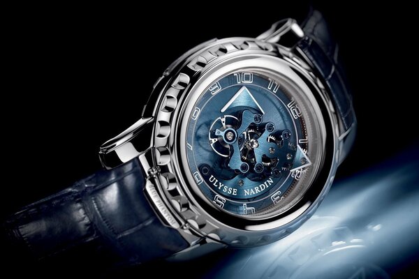 Elegante reloj fantasma azul