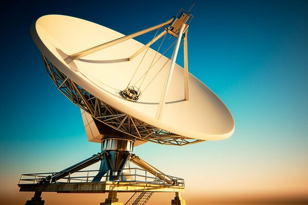 En el fondo del hermoso cielo se muestra una antena parabólica