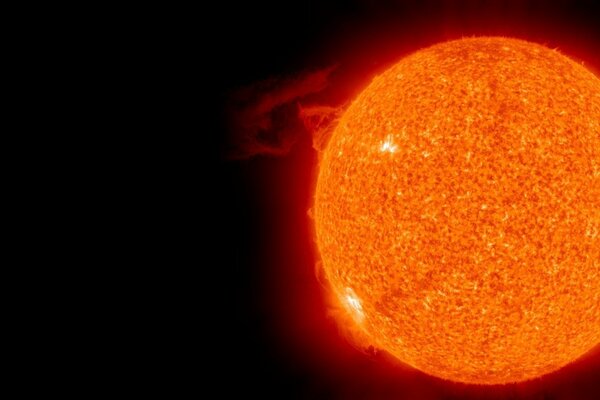 El brillante sol naranja en el espacio