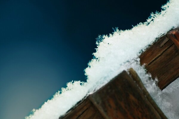 Flocon de neige dans le bleu de la clôture en bois