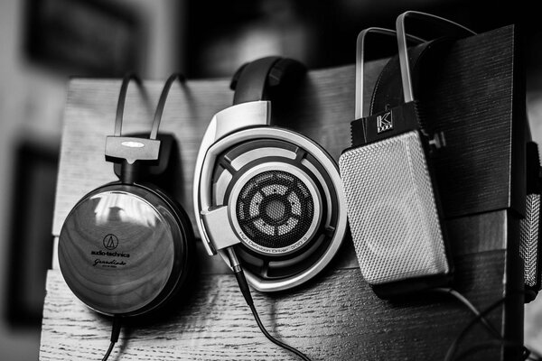 Auriculares con fondo blanco y negro