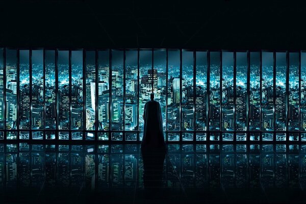 Batman z tyłu na tle nocnego miasta