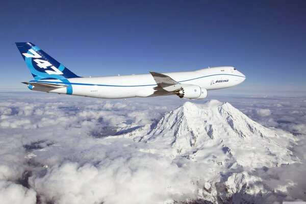 La belleza de las montañas desde la altura del vuelo de Boeing